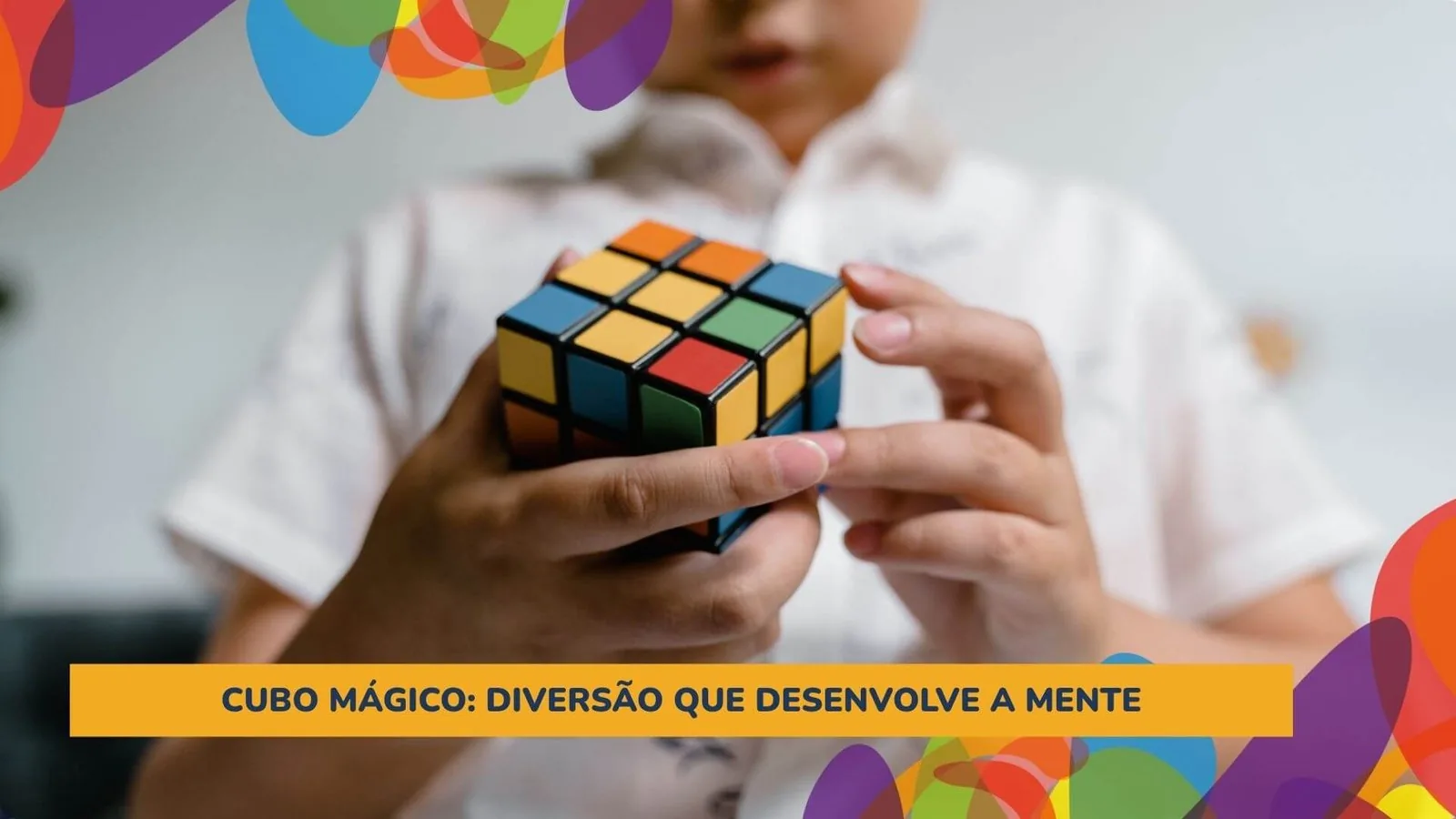 Cubo Mágico ajuda crianças a desenvolver raciocínio lógico, visão espacial, concentração, paciência e resolução de problemas.